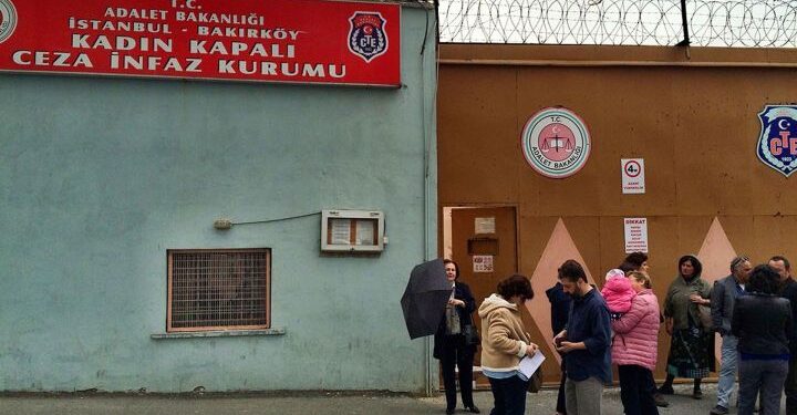 Koğuşlara baskın: Tutuklular hücrelere konuldu