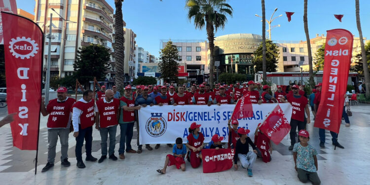 Kumluca Belediyesi’nde işçiler greve çıktı