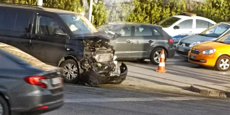 HDP’li vekilleri taşıyan araç kaza yaptı: Bir kişi yaşamını yitirdi