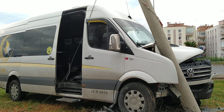 İşçi servisi elektrik direğine çarptı: 6 yaralı