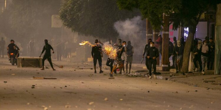 Tunus polis şiddetine karşı ayakta