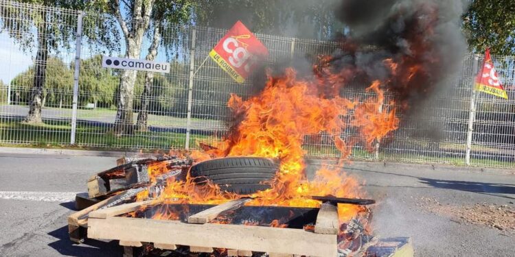 Macron hükümeti greve çıkan işçileri tehdit etti