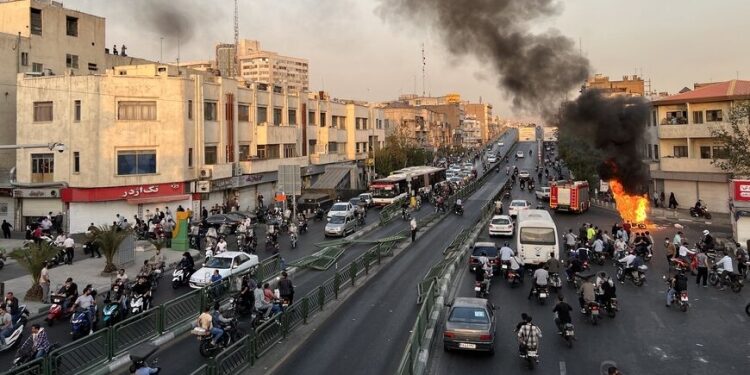İran rejiminin tehditlerine rağmen halk sokaktan çekilmiyor