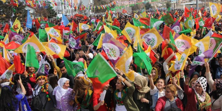 Şarkı söyledikleri için gözaltına alınan 8 kişi serbest