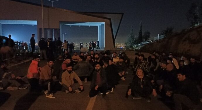 İşten çıkarılan hastane şantiyesi işçileri oturma eylemi başlattı