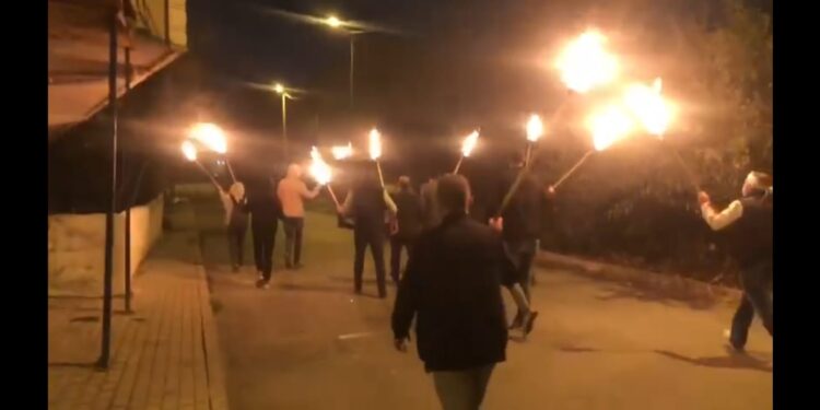 Gençlerden komploya karşı meşaleli yürüyüş