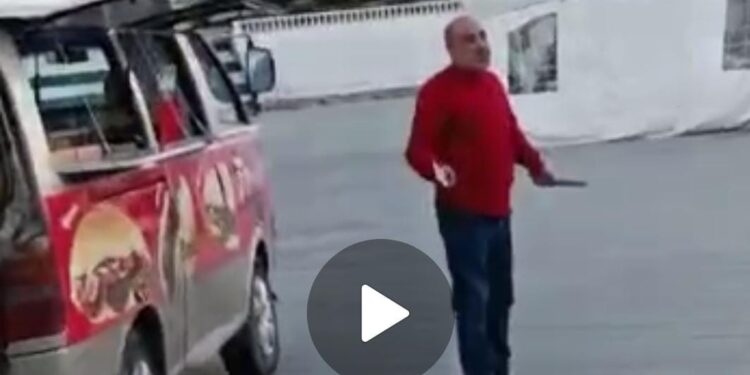 Ekmek teknesine el konulmak istenen seyyar satıcı isyan etti