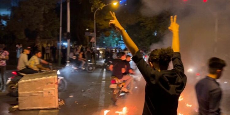 İranlı aktivist: Yaşananlar protesto değil devrim