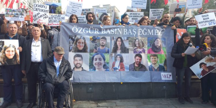 Gazeteciler meslektaşları için bir araya geldi: Özgür basın baş eğmez