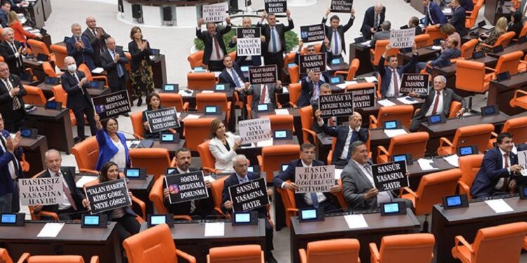 ‘Sansür yasası’nın tatışmalı 29. maddesi kabul edildi