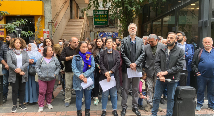 Gözaltındaki gazeteciler için açıklama: Kürt gazeteciler baş eğmez