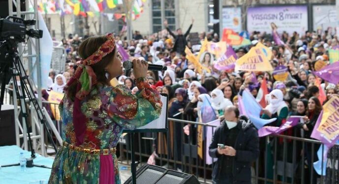 Sanatçı Dora’ya şarkıları nedeniyle hapis cezası