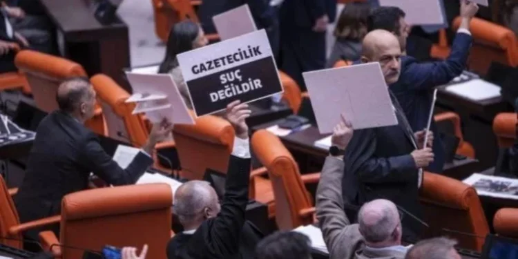 ABD’den AKP’li vekile yanıt: Bizde benzer sansür yasası yok