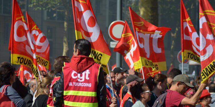 Fransa’da grev yayılıyor: Öğretmenler de iş bıraktı