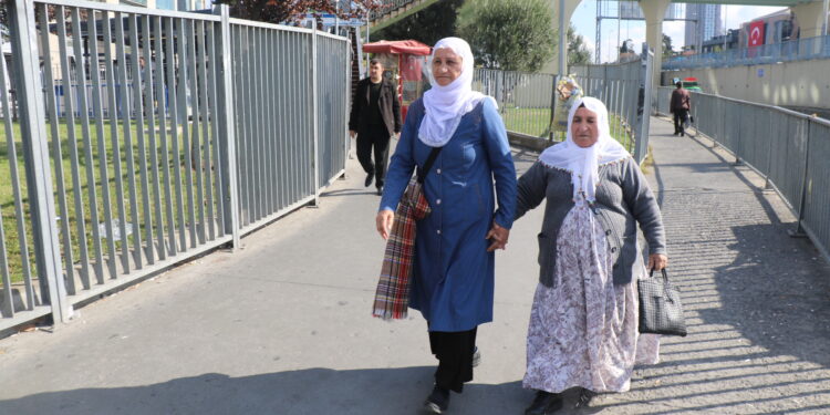 Tutuklu yakınları ve gazeteci Kuray’ın gözaltı süreleri uzatıldı