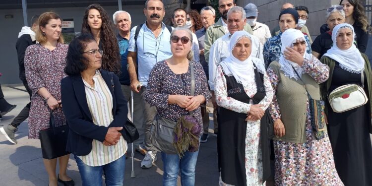 Bayraklı Adliyesi önünde Adalet Nöbeti