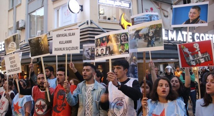 İzmir’de hak ihlalleri protestosunda 20 gence gözaltı