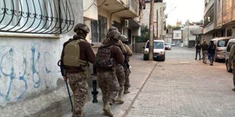 Mersin’de ev baskınları