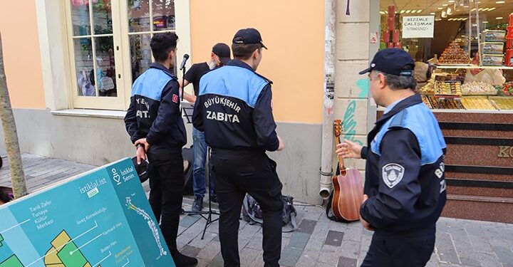 İBB zabıtaları sokak müzisyenlerini darp edip, rüşvet istedi