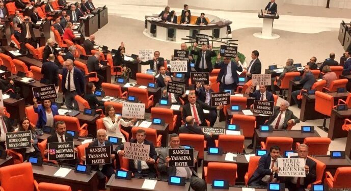 ‘Sansür Yasası’ Meclis’te protesto edildi