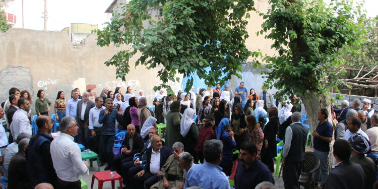 Kimyasal saldırılarda yaşamını yitirenlerin ailelerine kitlesel ziyaret