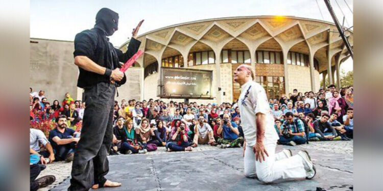 İran’da 13 tiyatrocu tutuklandı