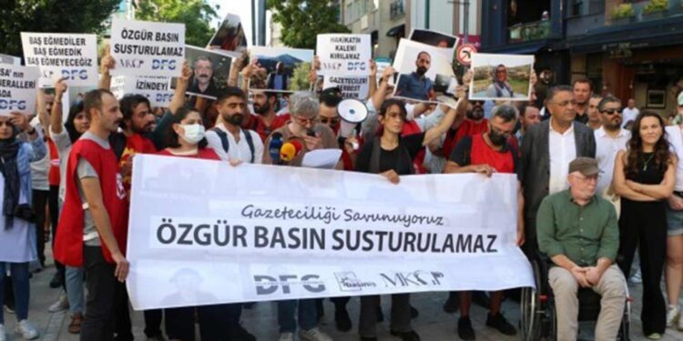 Gazetecilerin gözaltına alınmasına tepki: #GazetecilikSuçDeğildir