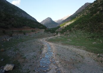 Şırnak, dağlarla çevrili coğrafyasında yıllardır giderek artan ağaç katliamları ve madenler nedeniyle yağmursuz yazlar yaşarken, kış kuraklığı da hızla gelişiyor. Akarsular ise suya hasret.