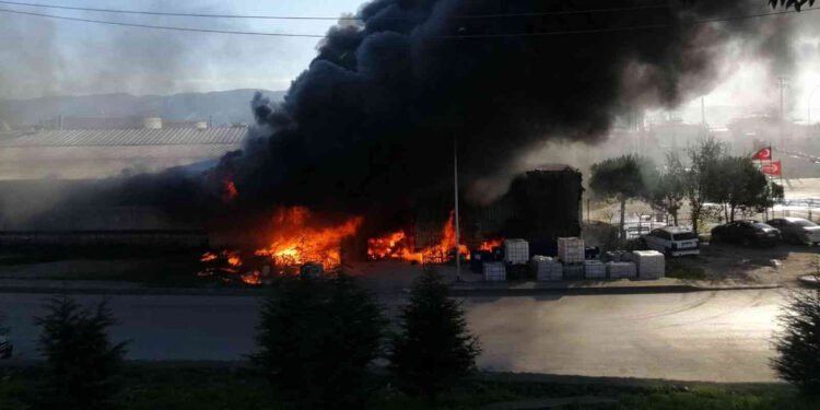 Kocaeli’de petrol firmasında yangın çıktı