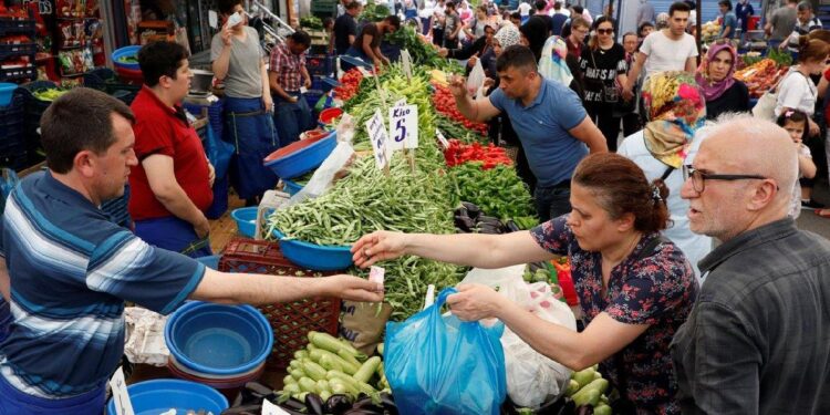 Asgari ücretli açlığa mahkum edildi: Yoksulluk sınırı 24 bin