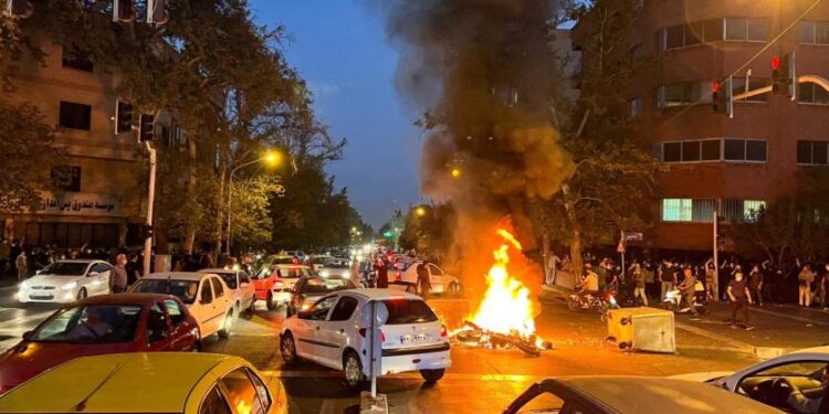 Halk sokaktan çekilmiyor; 2 Devrim Muhafızı öldürüldü, medreseler ateşe verildi