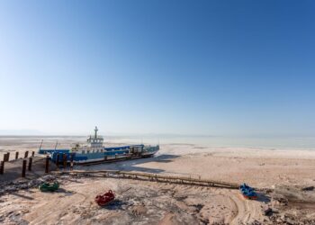 Ortadoğu'nun en büyük gölü olan Urmiye Gölü adeta bir su birikintisine dönerken, bölgedeki hızla gelişen su krizinin en belrigin örneklerinden biri