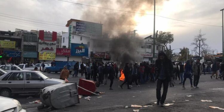 İran’da rejimin katlettikleri kitlesel törenlerle anılıyor