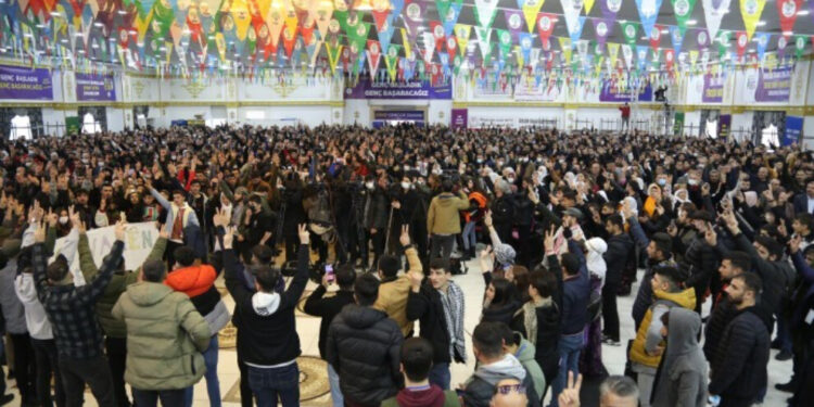 Gençlik kongresine katılmak suçmuş!