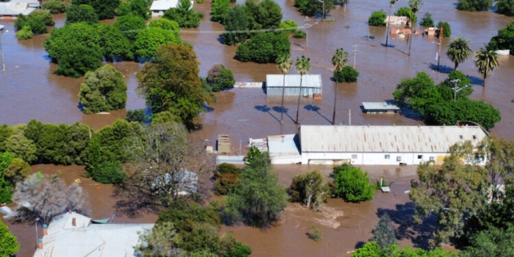 Avustralya’da sel , halk çatılara çıktı
