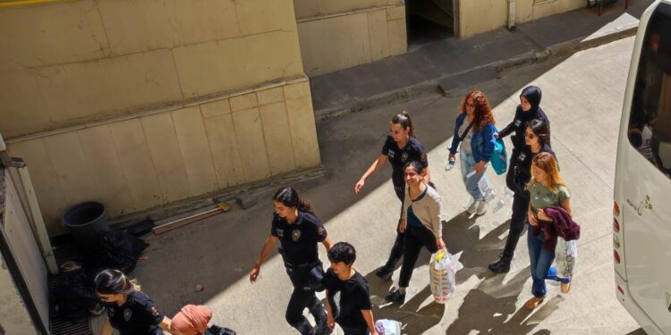 Gazetecilerin görüşçüleri ‘sakıncalı’ denilerek engellendi