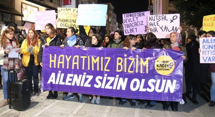 Kadınlar İstanbul’da 25 Kasım etkinliklerinin startını verdi