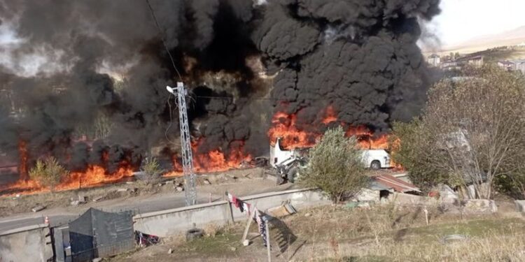 Ağrı’da tır, yakıt tankeri ve otobüs çarpıştı: 7 kişi yaşamını yitirdi