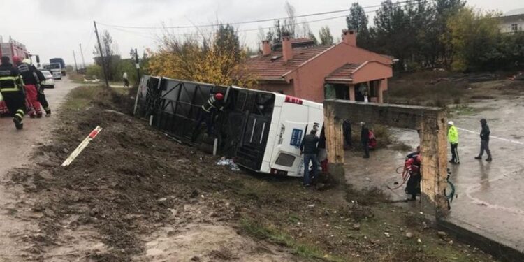 Otobüs şarampole yuvarlandı: 3’ü ağır 35 yaralı