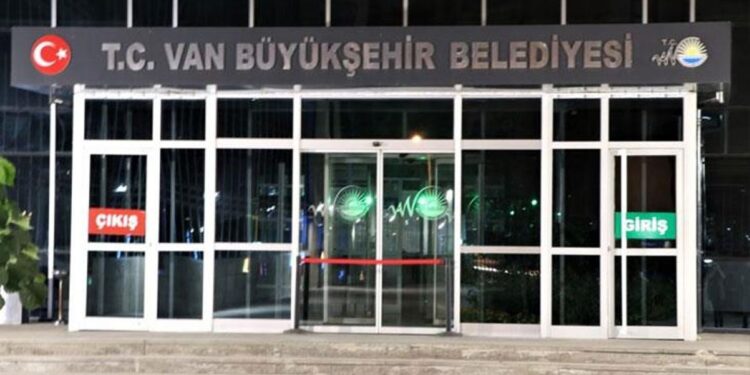 Kurumlar belediyeye çöktü
