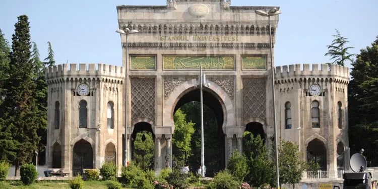 Profesör, kadın akademisyenin odasını basıp taciz etti