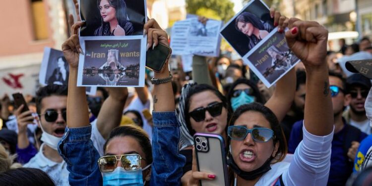 İran’ın şiddet ve katliamlarına karşı 357 isimden açıklama