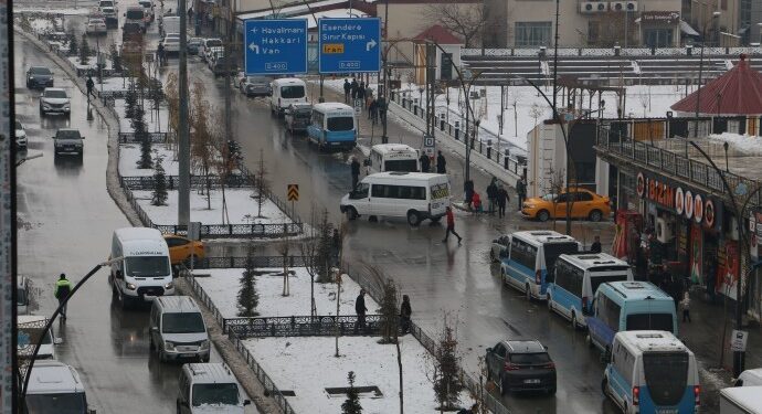 Gever’de kar 155 köy yolunu kapattı