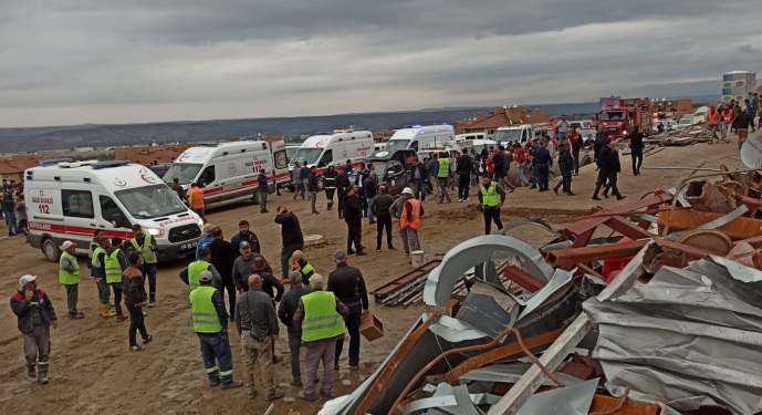 Çöken iskelenin altında kalan 20 işçiden 2’si hayatını kaybetti