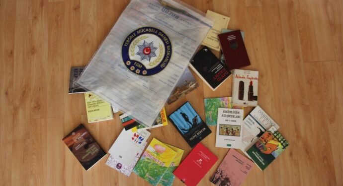 Gazetecilerin ‘suç delili’ olarak el konulan kitapları iade edildi