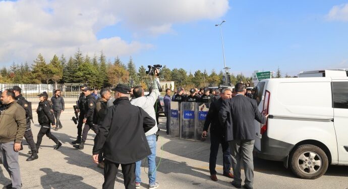 Eğitimciler AYM önünde gözaltına alındı