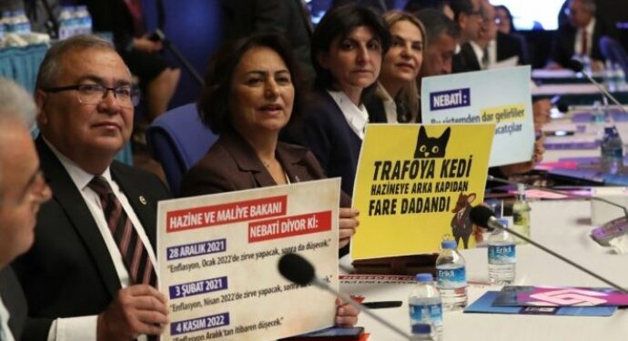 Bakan Nebati’ye dövizli karşılama