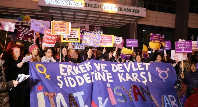 Kurdistan yazılı pankart taşıyan kadınlar hala gözaltında