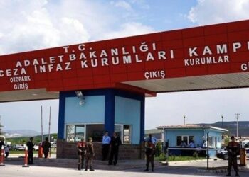 Hasta tutukluya ilaç önerisi: Uyu geçer!