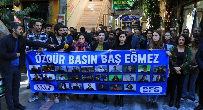 Tutuklu gazeteciler için ‘Bir Haber de Senden’